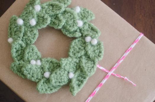 Wreath Gift Topper Free Crochet Pattern (English)-wreath-gift-topper-free-crochet-pattern-jpg