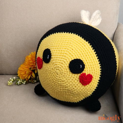 Benevolent Bumble Bee Free Crochet Pattern (English)-benevolent-bumble-bee-free-crochet-pattern-jpg