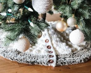 Buttons and Bobbles Tree Skirt-w1-jpg