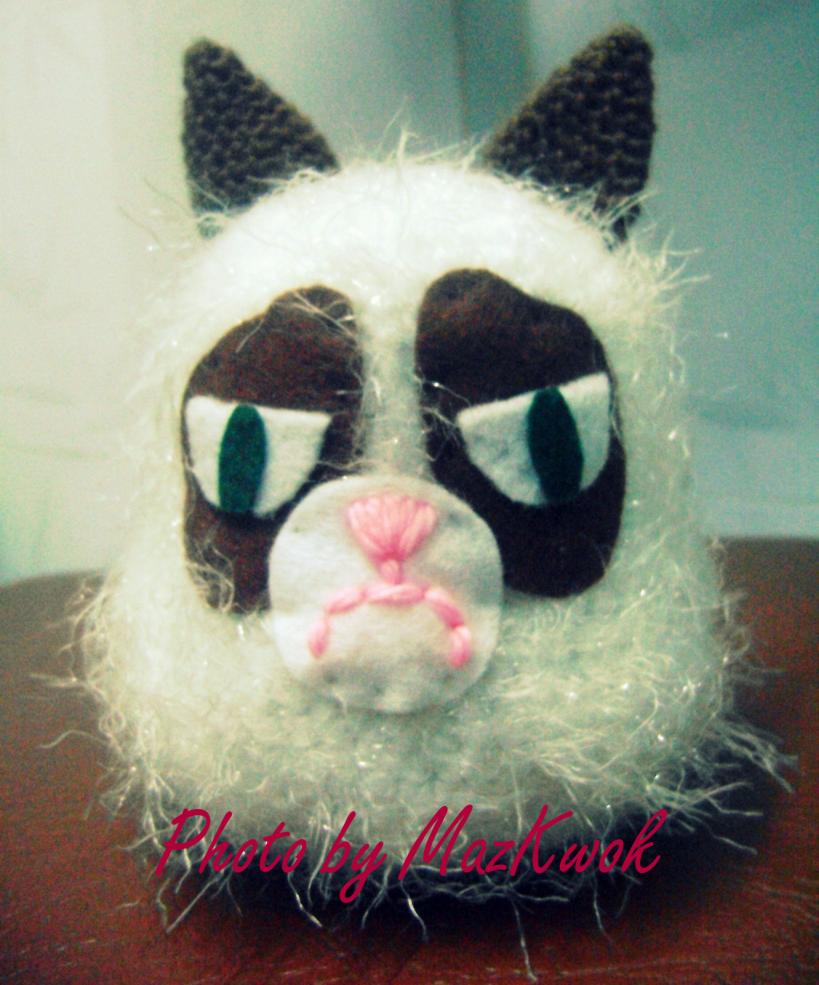 Grumpy cat and &quot; Mochi&quot; cupcake pincushion-1-dsc04588-jpg
