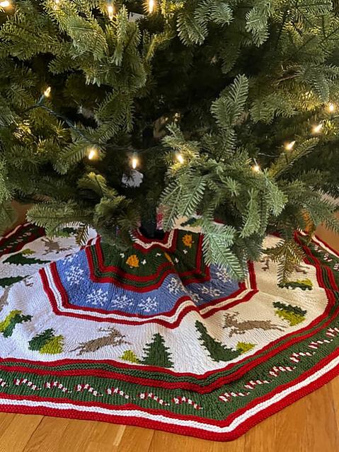 Reindeer Games Tree Skirt, knit-a2-jpg