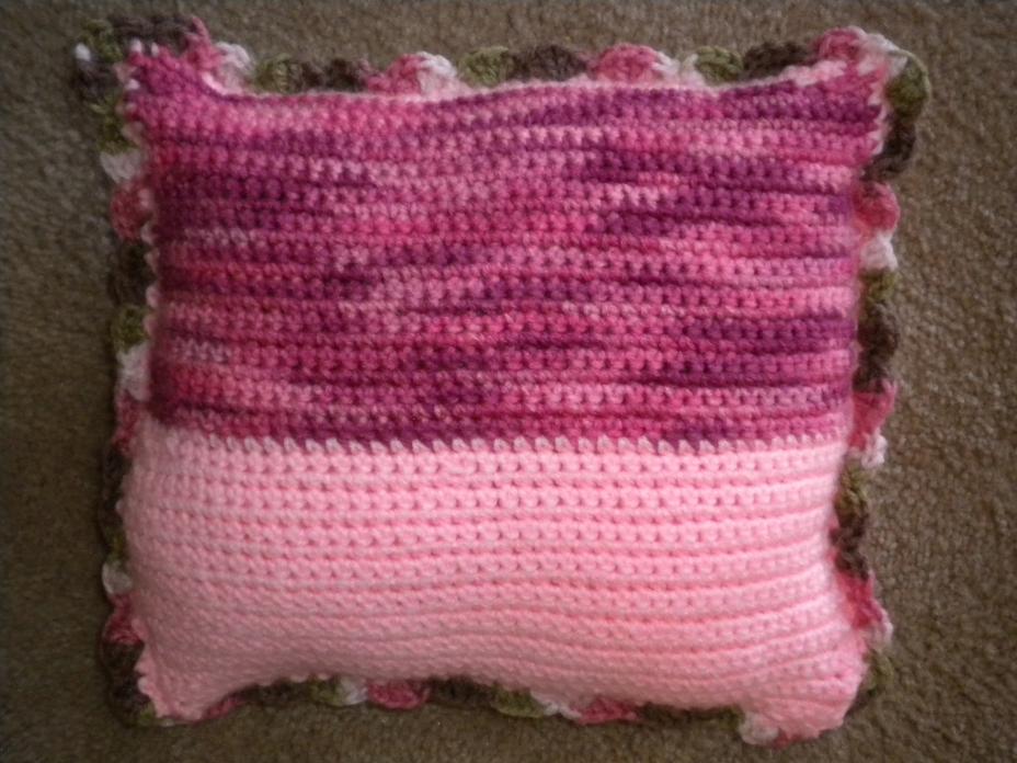 single crochet pillow with a shell stitch border-dscn0270-jpg