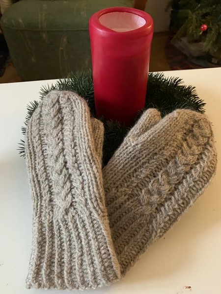 Tilda Hat and Mittens, knit-s3-jpg