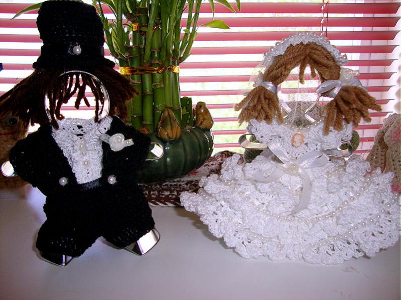 Bride  and Goorm and cake-single-pic-wedding-bells-bride-groom-jpg