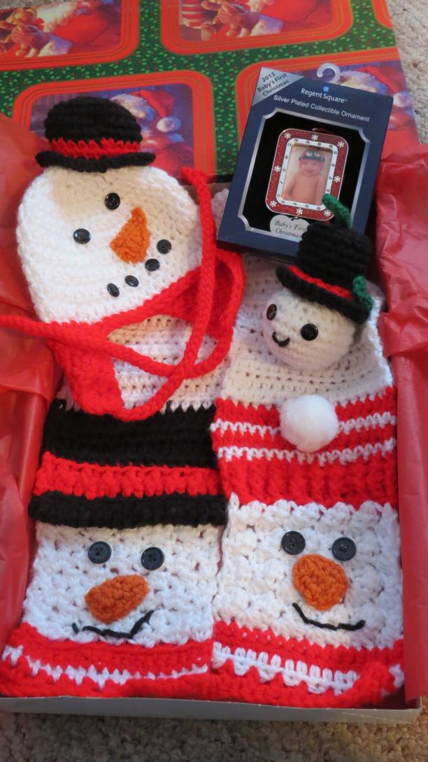 snowman scarf and hat and ornament-wine-bottle-gretchs-gift-wine-wine-bottle-gretchens-snowman-2013-10-jpg