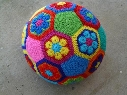 A crochet soccer ball-4730175331_09dfb26c34-jpg